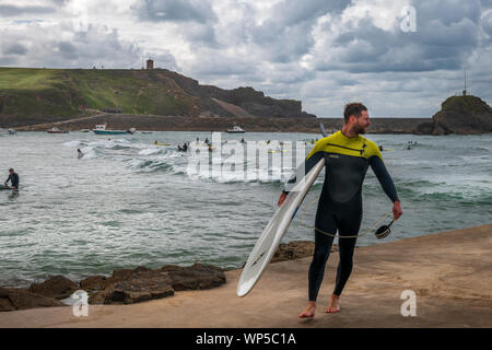 Bude, Cornwall, Angleterre du Nord. Samedi 7 septembre 2019. Météo britannique. Profitez des surfeurs vagues à la plage Summerleaze sur une journée avec soleil intermittent et une forte brise à Bude en Cornouailles du Nord. Credit : Terry Mathews/Alamy Live News Banque D'Images