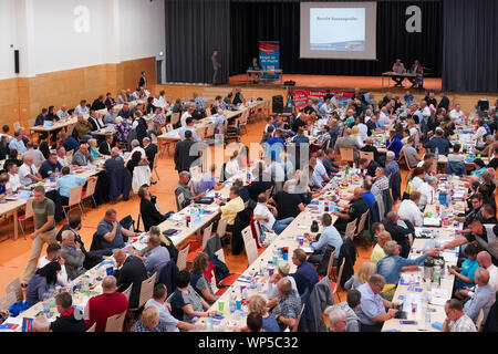 Septembre 07, 2019 Weißandt Gölzau-Saxe-anhalt, : Les délégués s'asseoir dans une salle polyvalente à l'État partie de la conférence AfD Saxe-anhalt. La question centrale est l'élection d'un nouvel état de la cour d'arbitrage. Photo : Peter Endig/dpa-Zentralbild/dpa Banque D'Images