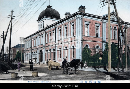 [ 1910 - Japon ] Titre - Le bureau de poste sur Honcho-dori à Yokohama, Kanagawa. Il a été conçu par Nanajiro 左立七次郎 (Sadate) en 1889 (ère Meiji) 22 et en brique. Un pousse-pousse et panier sont visibles dans la rue. Honcho-dori est aussi appelé Honmachi-dori dans certaines sources. Les cartes de l'époque, toutefois, l'utilisation Honcho-dori. 20e siècle vintage carte postale. Banque D'Images