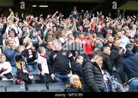 Milton Keynes, Royaume-Uni. Sep 7, 2019. MK Dons fans célébrer après avoir remporté contre l'Wimbledonafter AFC Sky Bet League 1 match entre MK Dons et l'AFC Wimbledon à Stade MK, Milton Keynes le samedi 7 septembre 2019. (Crédit : John Cripps | MI News) usage éditorial uniquement, licence requise pour un usage commercial. Photographie peut uniquement être utilisé pour les journaux et/ou magazines des fins éditoriales Crédit : MI News & Sport /Alamy Live News Banque D'Images