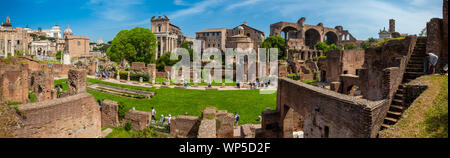 ROME, ITALIE - Avril 2018 : vue panoramique sur les anciennes ruines du Forum Romain à Rome Banque D'Images