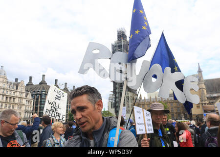 London UK. 7 septembre 2019. Un manifestant Pro rester campainging de révoquer l'article 50 et comporte un Brexit Stop Sign in Parliament Square Crédit : amer ghazzal/Alamy Live News Banque D'Images