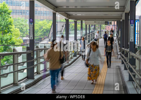 Fukuoka, Japon - 13 juillet 2019 - Les piétons marcher sur le pont pour piétons à Fukuoka, au Japon le 13 juillet 2019 Banque D'Images