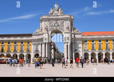 Une vue sur Lisbonne, Arco da Rua Augusta prises tout en se tenant dans la place commerciale, connu sous le nom de la Praça do Comércio ou Terreiro do Paço en portugais Banque D'Images