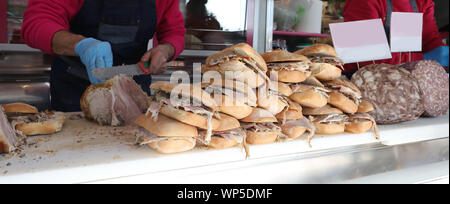 De nombreux sandwiches appelé PORCHETTA en langue italienne pour la vente à la street food Banque D'Images