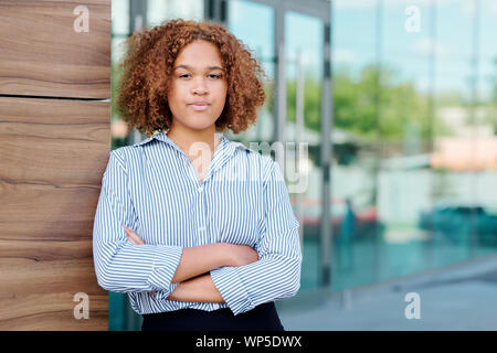 Young businesswoman interculturel avec les bras croisés sur la poitrine Banque D'Images