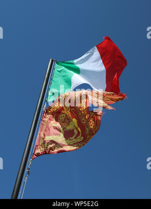 Drapeau Italien et le drapeau de la Venise al soi-disant Bandiera del Veneto avec lion ailé de Saint Marc Banque D'Images