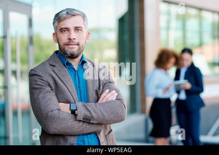 Certain chef de business team standing in front of camera par office building Banque D'Images