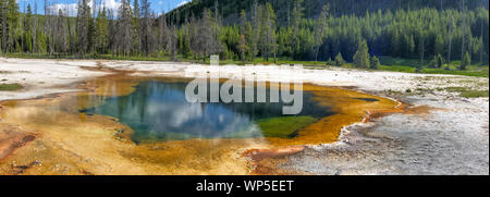 Piscine d'emeraude vue panoramique, le Parc National de Yellowstone. Banque D'Images