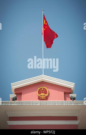 Drapeau chinois sur le bâtiment du siège du gouvernement à Macao, Chine Banque D'Images