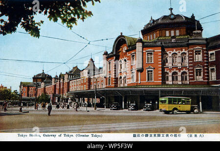 [ 1930 - Japon ] Titre - La gare de Tokyo, situé dans le quartier d'affaires de Marunouchi de Tokyo, près de l'Imperial Palace et le quartier commerçant de Ginza. Le bâtiment a été conçu par l'architecte Kingo Tatsuno (辰野金吾, 1854-1919) pour célébrer la victoire du Japon dans la guerre russo-japonaise. Il les dômes à motifs, détruit pendant la firebombings de 1945 (Showa 20), après la gare centrale d'Amsterdam. La station a été achevée le 18 décembre 1914 (3), et Taisho a ouvert ses portes le 20. En 1921 (Taisho 10), premier ministre Takashi Hara y fut assassiné. 20e siècle vintage carte postale. Banque D'Images