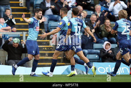 Wycombe Wanderers' Joe Jacobson (à gauche) célèbre avec ses coéquipiers après qu'il marque son premier but du côté du jeu au cours de la Sky Bet la League One match à Adams Park, High Wycombe. Banque D'Images