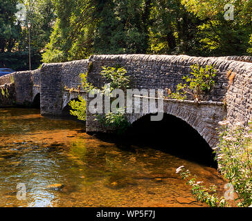 Sheepwash médiévale Pont sur la rivière Wye à Ashford dans le Derbyshire UK Eau Banque D'Images