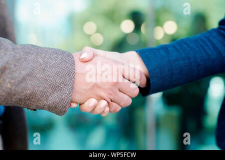 Mains de jeunes employés contemporain en partenariat symbolisant handshake Banque D'Images
