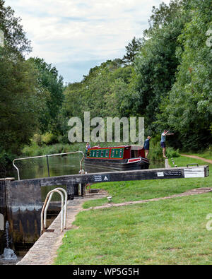 Bateau à l'approche d'un verrou sur le Kennet and Avon Canal juste à l'ouest de Newbury. Banque D'Images