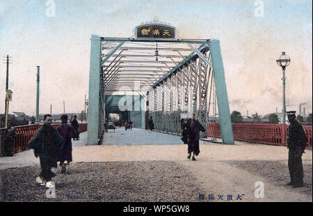 [ 1910 Japon - 70219-0002 - Tenmabashi pont en acier à Osaka ] Buechel 5 - Pont, Osaka. Le pont a été, avec Tenjinbashi et Naniwabashi, considéré comme l'un des trois grands ponts de Naniwa (浪華の三大橋). Naniwa est le nom historique d'Osaka. Le pont en bois d'origine a été emportée par les inondations de juillet, 1885 (18) Meiji et remplacé par le pont en acier montre cette photographie en 1888 (ère Meiji) 21. En 1935 (Showa 10), ce pont a été remplacé. L'Tenmabashi date de 1970 (Showa 45). 20e siècle vintage carte postale. Banque D'Images