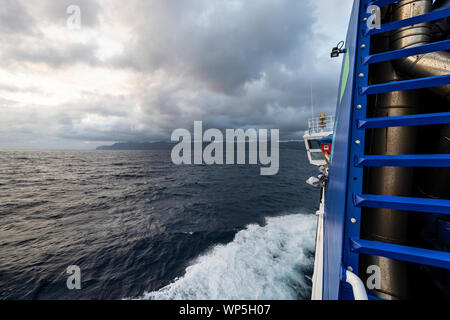 Voyage avec l'Atlanticoline ferry de Sao Roque (Pico) à Velas (Sao Jorge) island, Transmaçor précédent - Transportes Marítimos Açoriano Banque D'Images