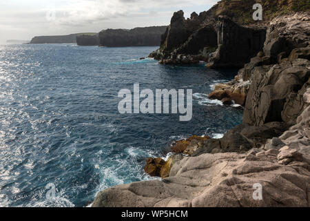 La lave de basalte roches du littoral et les falaises à Ponta do Mistério de vue sur Ilha Terceira aux Açores, Portugal Banque D'Images