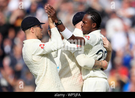 L'Angleterre Jofra Archer (à droite) célèbre avec ses coéquipiers après avoir pris le guichet de l'Australie en tête pendant quatre jours Travis du quatrième essai à cendres Unis Old Trafford, Manchester. Banque D'Images