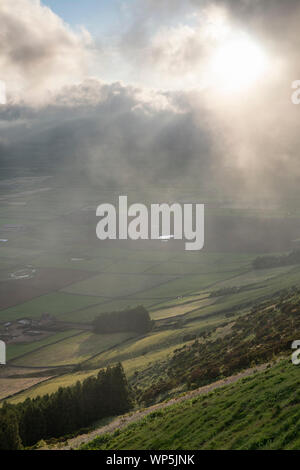 Les nuages bas au-dessus du Miradouro da Serra do cume révélant le paysage typique avec des murs de parcelles de Terceira, Açores Banque D'Images