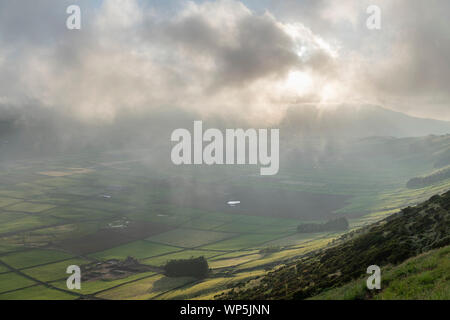 Les nuages bas au-dessus du Miradouro da Serra do cume révélant le paysage typique avec des murs de parcelles de Terceira, Açores Banque D'Images