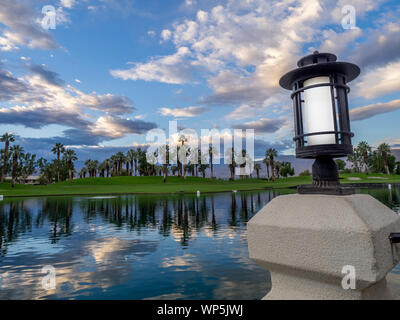 Vue de l'eau dispose d'un terrain de golf à l'hôtel JW Marriott Desert Springs Resort & Spa le 19 novembre 2015 à Palm Desert, CA. Le Marriott est popula Banque D'Images