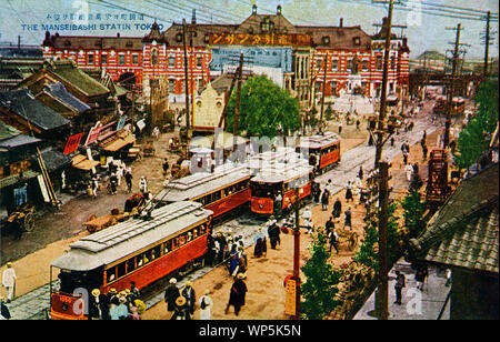 [ 1920 - Japon ] - Tokyo en tramways tramways à proximité Gare Manseibashi à Tokyo comme vu de Sudacho. La station, ouverte le 1er avril 1912 (45), Meiji a été conçu par l'architecte par Kingo Tatsuno (辰野金吾, 1854-1919). Le bâtiment a été détruit par le grand tremblement de terre de Kanto de 1923, mais un nouveau bâtiment a été construit après le tremblement de terre. La station de Manseibashi a été officiellement fermé en 1943 (Showa 18) et le bâtiment de la gare a été démoli. 20e siècle vintage carte postale. Banque D'Images