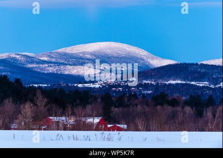 Au début de l'hiver matin avec Trapp Family Lodge niché dans les collines de Stowe, Vermont, Etats-Unis Banque D'Images