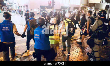 Hong Kong. Sep 7, 2019. Photo montre des agents de la police de Hong Kong, l'équipe de liaison avec les médias (porter des vestes bleu) travaillant à Hong Kong, en Chine. L'équipe de liaison avec les médias, de la police, avec principales responsabilités d'assister aux opérations de police et servant de pont entre la police et la presse, dispose de 200 agents qui ont été envoyés à plus de 1 500 fois depuis juin. Source : Xinhua/Alamy Live News Banque D'Images