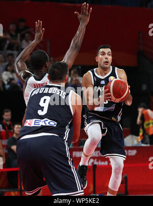 Shenzhen, la province chinoise du Guangdong. Sep 7, 2019. Kostas Sloukas (R) de la Grèce passe le ballon pendant le match de groupe K entre les États-Unis et la Grèce à la FIBA 2019 Coupe du Monde à Shenzhen, province du Guangdong en Chine du Sud, 7 septembre 2019. Crédit : Yang Lei/Xinhua/Alamy Live News Banque D'Images