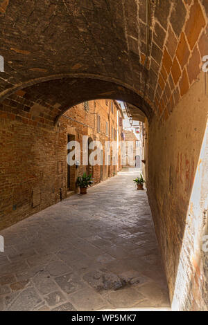 Une ruelle étroite typique d'un village de Toscane en Italie Banque D'Images