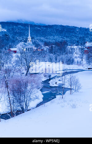 Au crépuscule de l'église communautaire au cours de l'hiver, Stowe, Vermont, Etats-Unis Banque D'Images