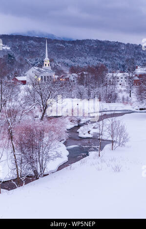 Au crépuscule de l'église communautaire au cours de l'hiver, Stowe, Vermont, Etats-Unis Banque D'Images