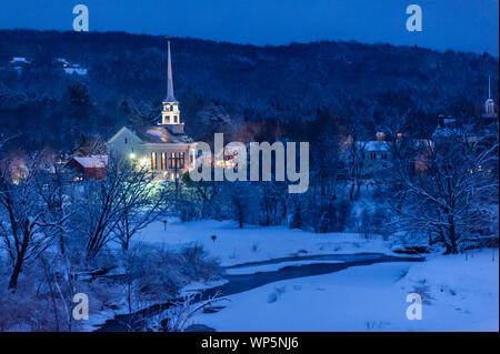 Au crépuscule de l'église communautaire au cours de l'hiver, Stowe, Vermont, Etats-Unis Banque D'Images