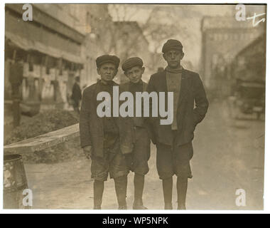 Kibbe's Candy Factory. Isaac Futterman, 15 ans, 108 St Jacob Sharon Futterman, 16 ans, 108 rue Sharon Wm. Cohan, 16 ans, 102 Washburn St. Coco à Rasoirs Kibbe's. Les garçons Futterman avait été au travail d'un an. Isaac a gagné $3,50 ; Jacob - 4,00 $. Banque D'Images