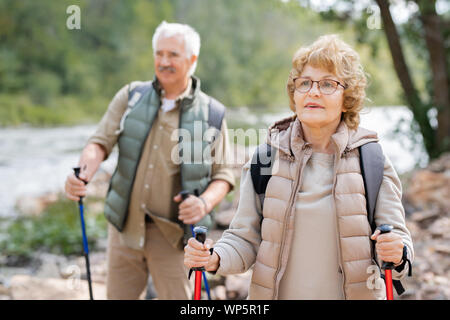 Jolie mature female hiker et son mari en descente de rivière Banque D'Images