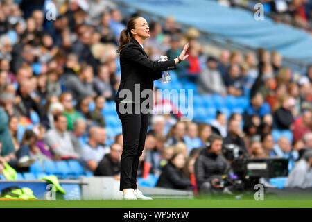 Manchester, UK. 7e Sept 2019. Les FA's Women's Super League, Manchester City Manchester United contre les femmes Les femmes ; l'entraîneur-chef de Manchester United W.F.C Casey Stoney, donne des instructions aux joueurs - éditorial uniquement. Credit : Action Plus Sport Images/Alamy Live News Crédit : Action Plus de Sports/Alamy Live News Crédit : Action Plus de Sports/Alamy Live News Banque D'Images