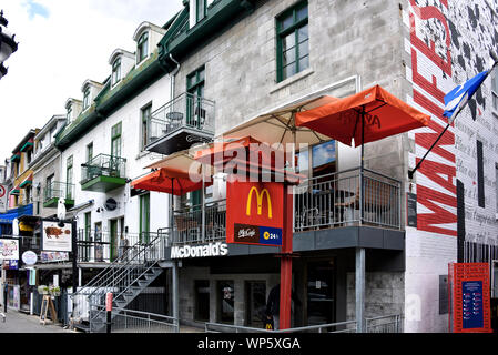 Montréal, Canada - le 10 août 2019 : La rue Saint Denis une rue populaire qui présente une partie de l'architecture distincte. Il abrite de nombreux bars un Banque D'Images