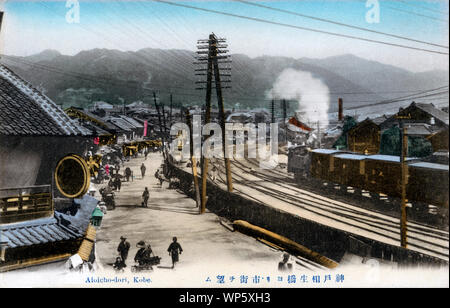 [ 1900 - Japon ] TITRE - Une locomotive à vapeur pousse wagons sur la ligne de chemin de fer Tokaido. Le photographe était debout sur le pont (相生橋 Aioibashi), un chemin de fer viaduc, à l'est avec son retour vers la gare de Kobe. 20e siècle vintage carte postale. Banque D'Images