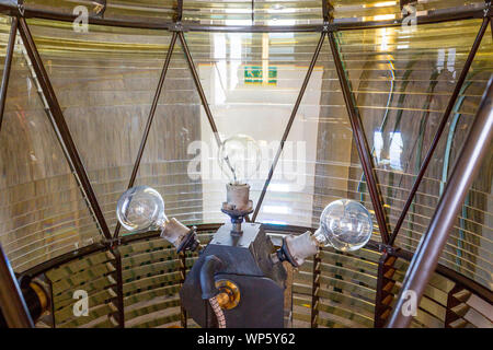 L'original de verre à l'intérieur de Nash Point Lighthouse donnant sur le canal de Bristol, Glamorgan, Pays de Galles, Royaume-Uni Banque D'Images