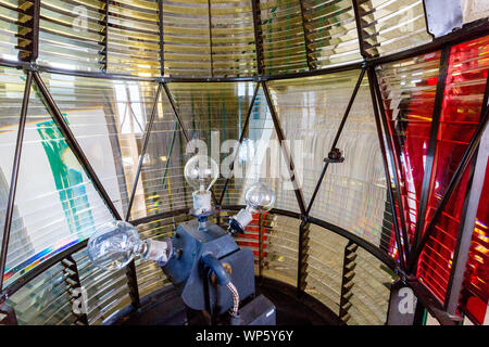 L'original de verre à l'intérieur de Nash Point Lighthouse donnant sur le canal de Bristol, Glamorgan, Pays de Galles, Royaume-Uni Banque D'Images