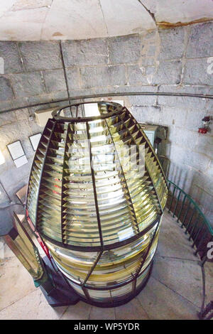 L'original de verre à l'intérieur de Nash Point Lighthouse donnant sur le canal de Bristol, Glamorgan, Pays de Galles, Royaume-Uni Banque D'Images