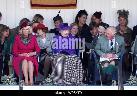 La reine Elizabeth II aux côtés du Prince de Galles, connu sous le nom de duc de Rothesay lorsque en Ecosse, et la duchesse de Cornouailles au cours de la Royal Highland Braemar rassemblement à la Princesse Royale et le duc de Fife, du parc de Braemar. Le rassemblement a été exécuté dans sa forme actuelle depuis 1832. Banque D'Images