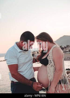 Couple de papas enceintes dans une séance photo sur une falaise Banque D'Images