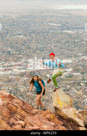 Un couple de grimpeurs en costumes ridicules au cours de la bousculade faux sommet mondial sur l'Arete Nord Flatiron Première (5,4) au-dessus de Boulder, Colorado. Banque D'Images