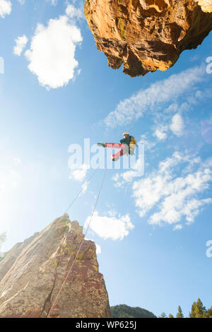 Mylène Jacquemart rappels du sommet de la jeune fille en l'Flatirons au-dessus de Boulder, Colorado. Banque D'Images