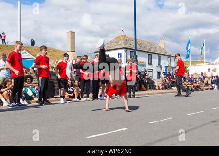 Swanage, Dorset, UK. 7 septembre 2019. Les foules affluent vers la ville balnéaire de Swanage à profiter de la danse au Festival Folk de Swanage sur une chaude journée ensoleillée. Des jeunes d'Horizon Horizon Community College, danse, danseurs frisson la foule. Credit : Carolyn Jenkins/Alamy Live News Banque D'Images