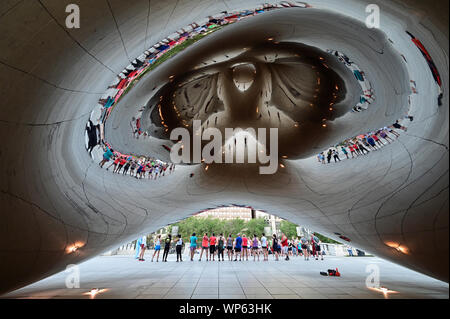 Chicago, Illinois 08-09-19 Groupe d'exercice reflète dans dessous de Anish Kapoor's Cloud Gate dans Millennium Park sur un matin d'été. Banque D'Images