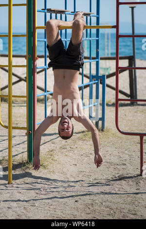L'homme tête en bas à la plage en Grèce Banque D'Images