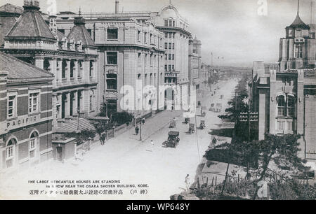 [ 1920 ] Le Japon - Kobe Bund - vue sur les majestueux édifices le long de Kobe a Kaigandori, connu parmi les étrangers comme le Bund, entre 1922 et 1927. Cette rue directement à l'origine était face à la mer. 20e siècle vintage carte postale. Banque D'Images